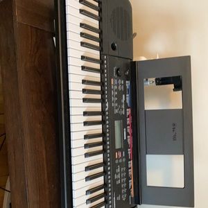 Yamaha small keyboard with pedal and power cord